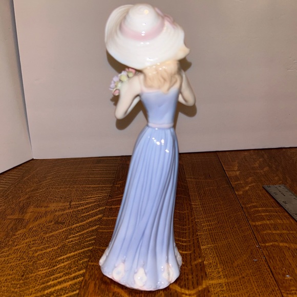 Vintage Retired 1998 House of Lloyd Gathering Flowers Girl Porcelain Figurine - Picture 4 of 4